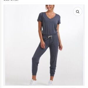 Vuori Women's Charcoal Jogger Set medium